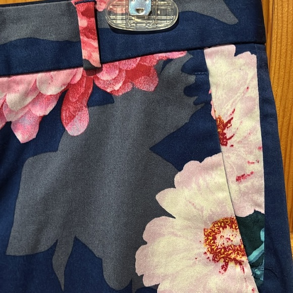 Banana Republic floral Capri pants style Avery - Picture 6 of 6